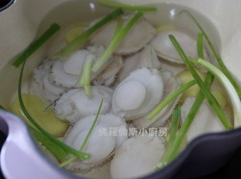 step2: (2) 薑蔥加水放入已青邊鮑飛水