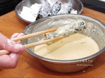 step7: 把2茶匙純正橄欖油放入炸漿內拌勻，把已上粉的紫菜卷均勻沾上炸漿