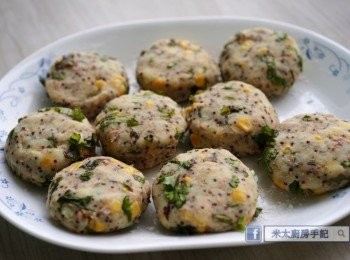 step6: 用手把拌好的材料揑成約2寸寬的餅。