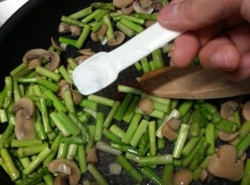 step6: 再落蘆筍及磨菇炒勻,加大半匙海鹽炒勻