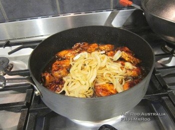 step3: 講京都骨
京都骨, 同海外僱傭公司一樣, 我地細細個就聽過呢個名啦 (利申佢地唔係sponsor)。拿首先, 京都骨呢, 並唔係起源自北京既, 聽聞由清代開始傳到去廣州一帶, 至於由邊個發揚光大同埋傳出去海外呢, 就同人地分手一樣, 關我叉事咩。佢主要流行係台灣同埋海外華人地區(即係例如我地呢的呢), 做法都係極為簡單既, 詳情請轆返上上面。
由於有班友唔慣食肉要吐骨, 於是無骨版既京都骨就出現左喇, 例如京都肉排、咕嚕肉等呢的偉大發明喇。