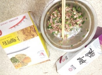 step1: 說明<span class="group_1">食材</span>如上。把水餃內餡<span class="group_1">食材</span>，混合拌勻。