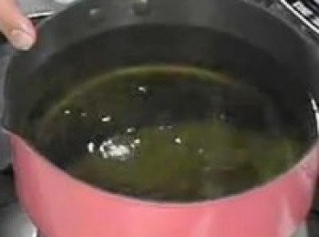 step7: 油溫大概在160°到180°之間，你拿一小塊吐司放進油鍋裡，馬上就浮起來，說明油溫就好了