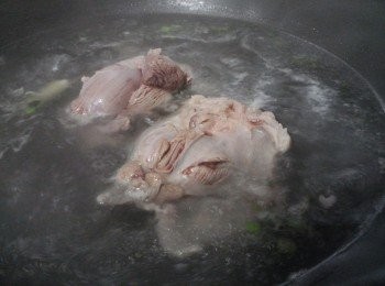 step4: 蝴蝶腩先洗淨, 薑蔥煮滾水, 下蝴蝶腩飛水約 3-4 分鐘, 瀝乾水備用