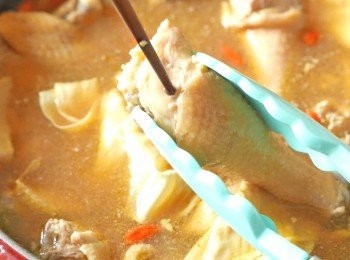 step8: 把筷子插入雞髀，如抽出後沒有血水流出即表示熟透。