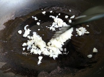step9: 鑊中加少許油燒熱 , 加入蒜蓉 , 乾蔥蓉爆香
