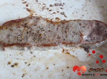 step2: 放入牛排灑鹽和黑胡椒粉,用大火煎至你想要的熟度,停留1分鐘後斜切片狀