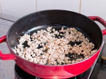 step4: 加入蒜頭多兜炒約 2 分鐘。