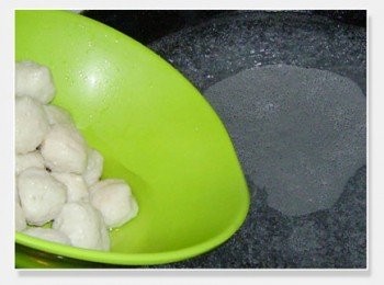 step2: 鍋中燒水，水開倒入魚丸，蓋鍋蓋燒開。