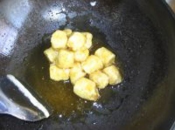 step17: 快速翻炒，使糖汁均勻裹在香蕉上。