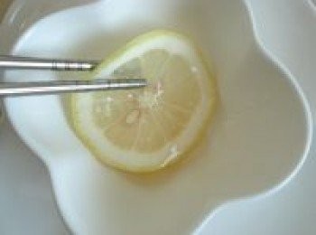 step8: 取一片檸檬。