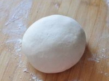 step2: 溫水融化酵母，加入麵粉揉光滑，發酵2倍大後加干麵粉揉回原大。