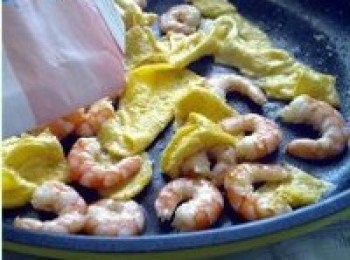 step5: 放入蝦仁，與蛋餅一起翻炒均勻，加入少許鹽