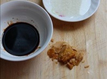 step2: 準備<span class="group_2">調味料</span>，老抽15克、生抽45克混合、米酒30克、黃糖20克；