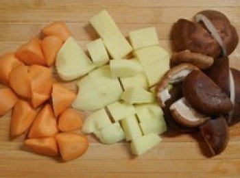 step2: 把土豆、胡蘿蔔、鮮香菇洗淨後，切​​成小塊，下入鍋中同煮。