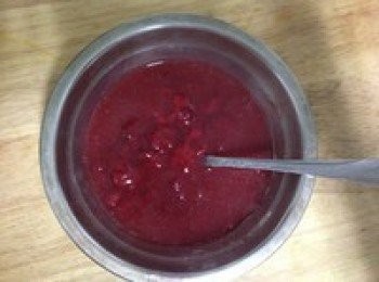 step3: 150g草莓醬倒入盆中隔水加熱，在放入泡軟的吉丁片一起攪拌，直至吉丁片完全融化。