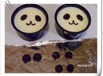 step3: 將隔水加熱融化的巧克力放入三明治袋子裡，剪小口後在凝固的奶酪上面畫上眼睛鼻子及嘴巴，然後在錫箔紙上面畫上耳朵，待耳朵凝固變硬之後，取下放在眼睛上方即可