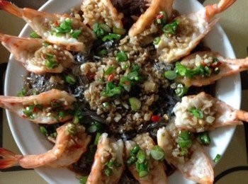 step5: 出鍋時灑上蔥花，起鍋燒點熱油一澆，味可媲美飯店的蒜蓉蒸大蝦就成功了！