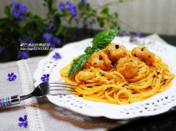 step7: 7.簡單味美的蕃茄羅勒海鮮餃義大利麵就完成囉。

羅勒加上蕃茄的組合原本就超對味ˊ再搭配上皮薄餡多魚餃ˊ
真的非常好吃ˊ運用方便火鍋料ˊ簡單輕鬆有了海味的鮮和肉的營養ˊ
讓單純義大利麵口感更豐原。小朋友也超喜歡喔。