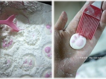 step9: 等表面全部風乾後，用湯匙把旁邊的玉米粉覆蓋上去，使全部棉花糖都沾上玉米粉後，用湯匙從最底處挖出來，接著用刷子把粉刷乾淨即可