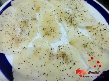 step3: 盤子抹一層薄薄的油,鋪馬鈴薯,刷上醬油,灑上黑胡椒