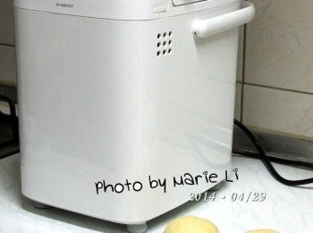 step2: 謝謝 105T 讓我省下費力的揉麵工作
揉好的麵糰將它等分成四份
這次要來挑戰正常尺寸的麵包
不再是縮小版的小小麵包了
所以將以往分成八份的量改成等分成四份
就揉一次麵糰，做四個麵包就好了~

將分割成四份的麵糰揉成圓
蓋上濕布或保鮮膜靜置約 30 分鐘‧‧‧