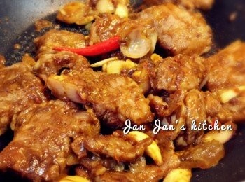 step4: 下2茶匙油爆香料頭，下牛腩稍煎，於鑊邊灒酒，下咖哩醬及黃薑粉爆炒均勻。