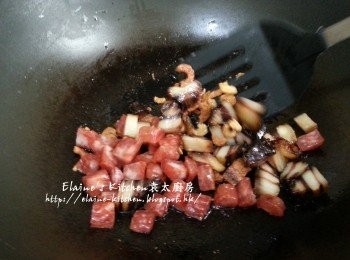 step8: 鑊中加入蝦米 , 臘肉片 , 臘腸粒拌勻炒香