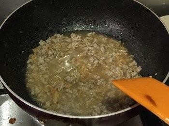 step4: 加入瑤柱絲，燒酒，拌炒1分鐘左右，
倒入半碗瑤柱水（約150ml)，唔夠可以用清水。