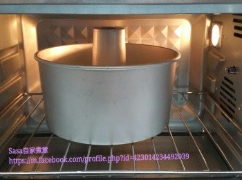 step13: 焗爐上下火170度預熱10分鐘，將蛋糕模放入已經預熱好的焗爐（放在最後第二層）