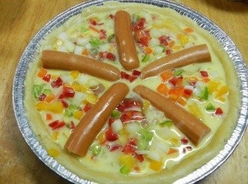 step7: 蛋、牛奶、鹽拌勻後，就可倒入派盤中，烤箱180度預熱10分鐘，烤20~25分鐘，或是烤到<span class="group_3">蛋汁</span>凝固，就可以取出囉!!!