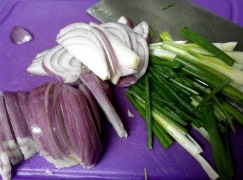 step2: 洋蔥=切絲，洋蔥洗淨，剝除外皮後縱印成絲狀。
蔥=切絲蔥洗淨，先切成4公分段，再絲切成細絲狀。