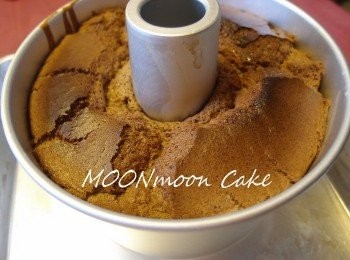 step7: 倒入模內，在桌上輕輕登兩下，放進已預熱焗爐，以180度焗約30分鐘，出爐後立即倒扣放涼，至模具涼透脫模即成。