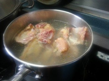 step2: 將雞用滾水出水3分鐘煮去肥油洗淨待用