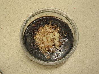 step3: 蒜頭磨成茸，與醬汁攪勻，倒入鍋中煮至糖溶立即熄火，淋在豆腐上，撒上芝麻粒和蔥粒便成。