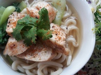 step6: 煮好的烏龍麵裝到大碗中, 把煎好的<a href="https://bit.ly/2ZxapeY" target="_blank" data-keyword="雞排" class="guide-link"><strong>雞排</strong></a> <span style="display:inline-block;vertical-align:middle;margin-top:-3px;color:initial;border-radius:3px;padding:2px 3px;font-size:12px;line-height:14px;background:#87d300;color:#fff;">即買</span> 切斜片放到烏龍上 , 加上香菜 , 再灑一點七味粉即可