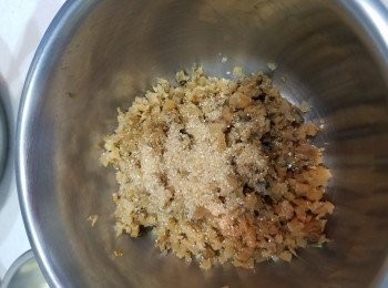 step2: 梅菜用 1茶匙炒糖及半茶匙麻油撈勻。