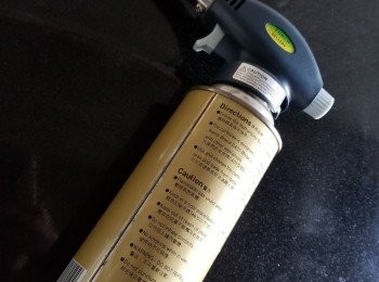 step5: 用火槍噴燒豬皮上的毛