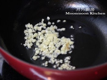 step7: 再起鑊，下蒜茸爆香，加入絞肉及粟米兜炒。