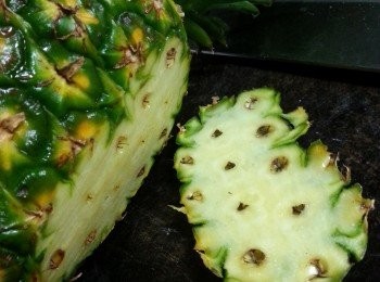 step7: 底部切開少少皮(待菠蘿可以平穩放在枱上)