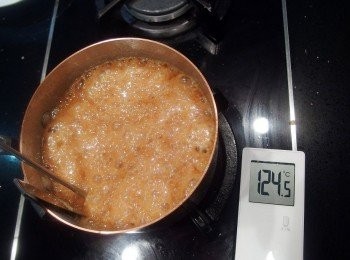 step10: 續煮至溫度達到124度c左右。