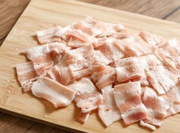 step2: 把豬腩片切成方塊，兩面平均灑上鹽備用。