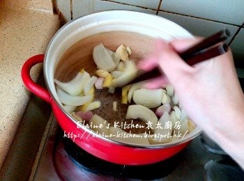 step5: 煲內加入少許油爆香蒜頭 , 乾蔥頭 , 洋蔥及薑片