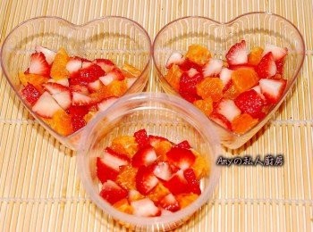 step2: 將切好的草莓及柑橘果肉放入模型杯裡