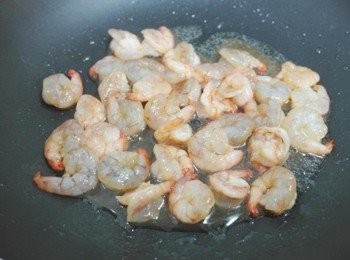 step3: 將蝦仁先炒至半熟取出!!!