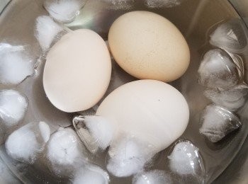 step2: 夠鐘時，即刻將蛋放冰水冷卻。大概5分鐘，蛋完全凍晒就剝殼