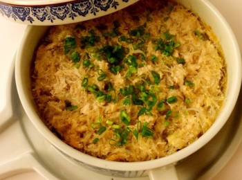 step2: 粉絲墊底，上面平鋪肉碎，用小勺把表面壓一下。壓平光滑就可下鍋蒸個大約水開10鐘就好了。