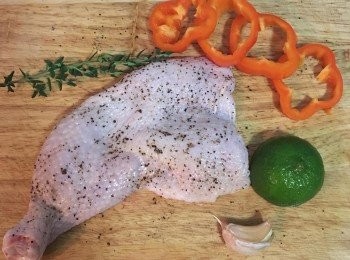 step5: 接著用少許鹽巴和黑胡椒粉略微在雞腿的兩面抹勻;小甜椒去頭去籽後切成圈狀備用.