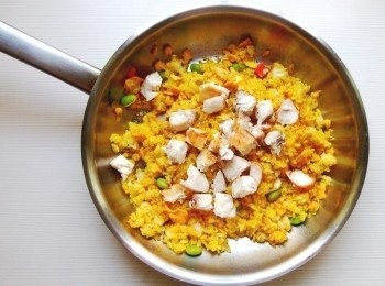 step7: 加入香料粉,調味海鹽稍加翻炒，最後放入魚肉、蔥花即可完成