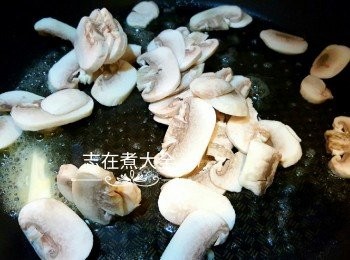 step2: 牛油起鑊大火炒香磨菇及露筍，熄火後加少許鹽及黑胡椒剩起備用，如有水份要隔去